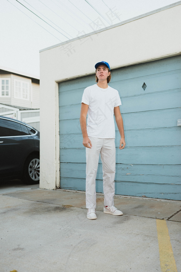 白人休闲年轻帅哥图片