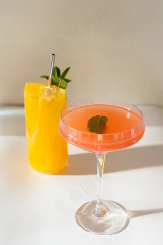 清爽夏季果汁饮品摄影照片