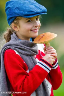 彩到一个大蘑菇的外国小女孩