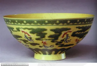 中华传统-黄色的翔云花纹瓷碗