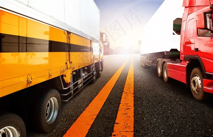两辆擦肩而过的货车