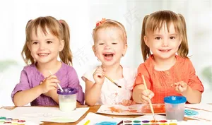 开心上美术课的孩子