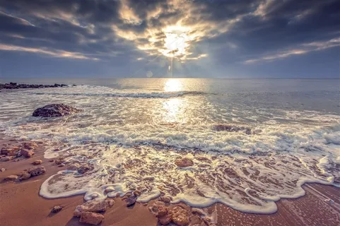 海景与乌云后面的耀眼阳光高清图片 海景与乌云后面的耀眼阳光高清图片