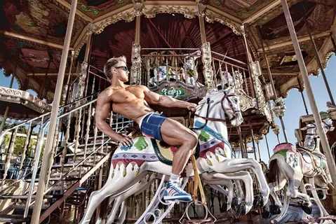 健身男骑木马 健身男骑木马