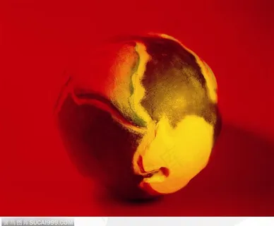 红色灯光下的膏制地球仪