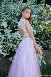 穿着长裙的欧美漂亮美女图片 穿着长裙的欧美漂亮美女图片