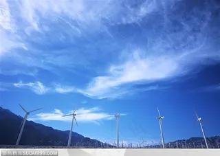 美丽天空-蓝天下的风能发电机