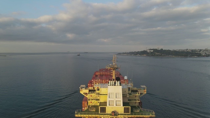 驶离港口的大型货船