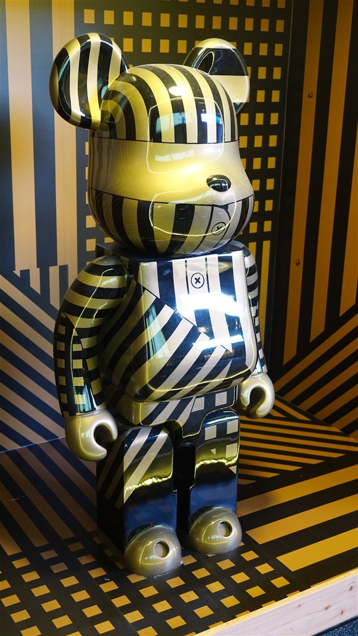 香港黑白条暴力熊雕塑全身照摄影原图