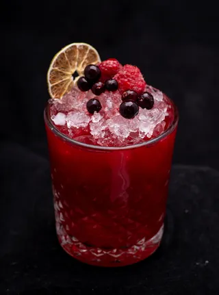 清爽夏季果汁饮品摄影照片