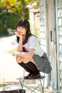 蹲在椅子上的日本清纯超短裙美女学生图片 蹲在椅子上的日本清纯超短裙美女学生图片