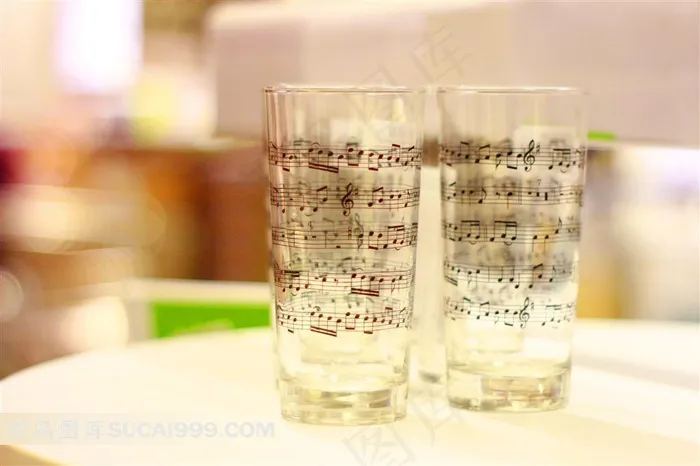 印有音符的玻璃杯