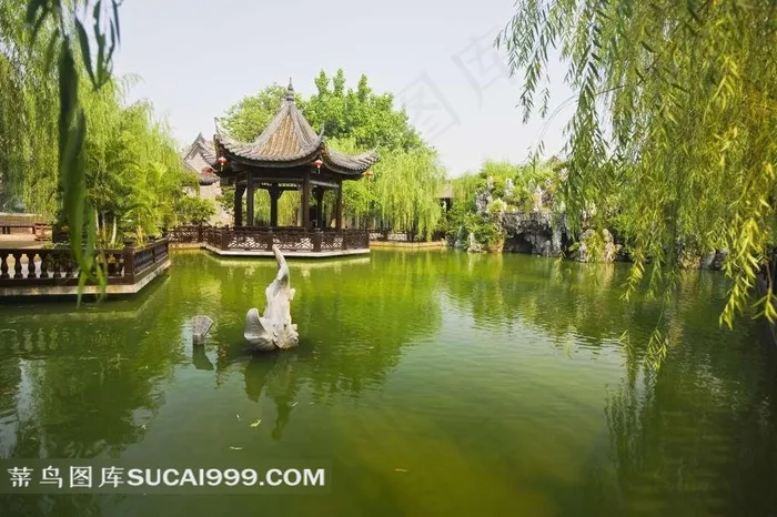 苏州古典名园留园池塘亭子美景