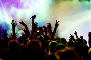 夜店狂欢人群剪影