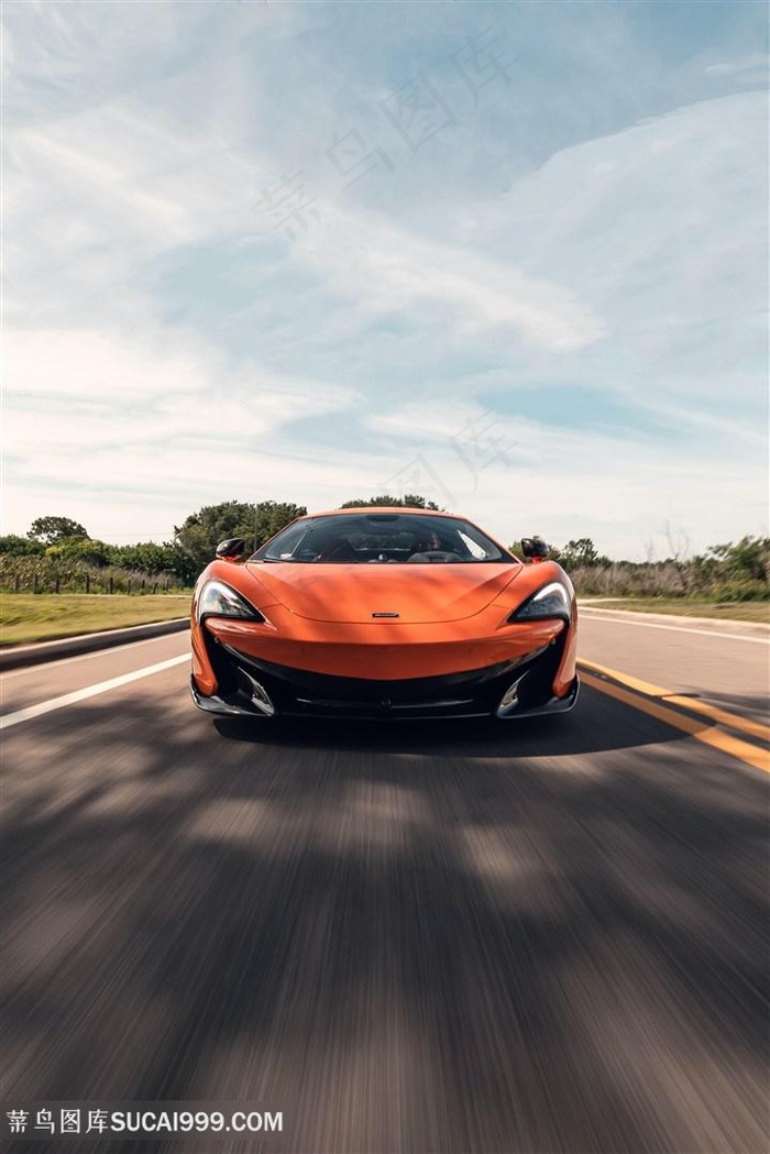公路上的橘色迈凯伦