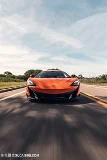 公路上的橘色迈凯伦