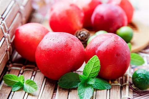 新鲜红色李子图片