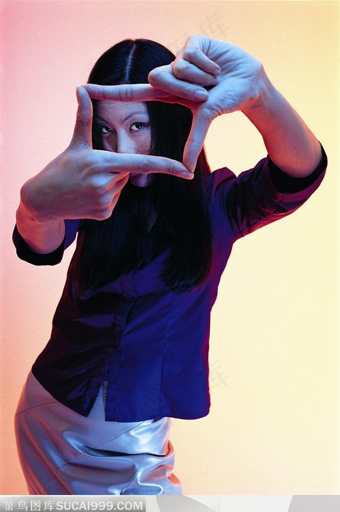 滑稽表情-用手做取景手势的女人