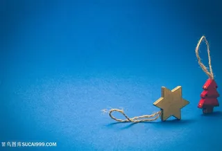 蓝色背景下的小装饰