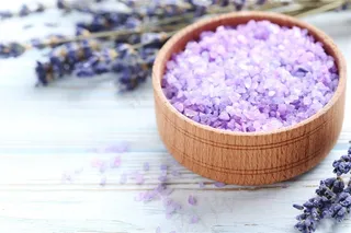 木制器皿里的香薰浴盐摄影