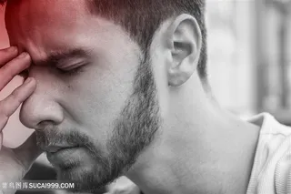 疼痛的外国男士高清图片