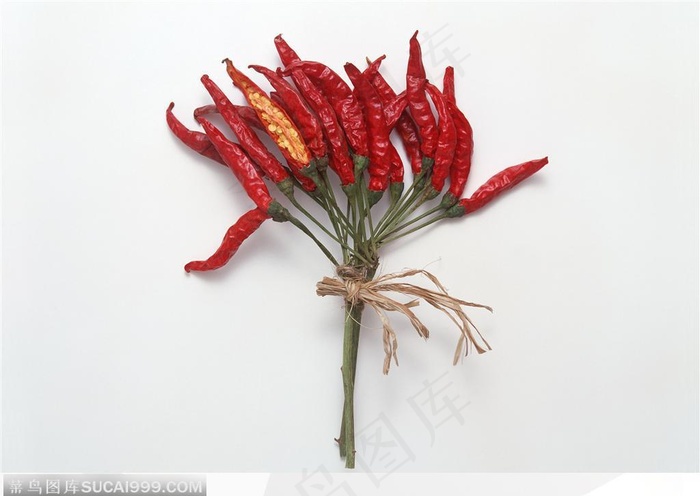 一串系着绳子的红辣椒