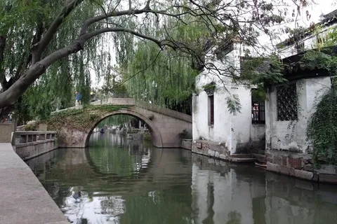 水上的民宅和石桥