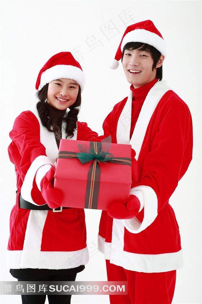 微笑捧圣诞礼物的情侣