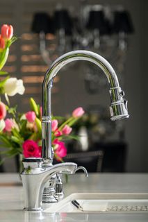 银色水龙头图片