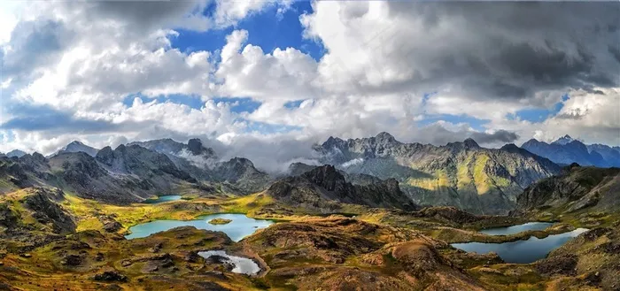 云层下的峻山