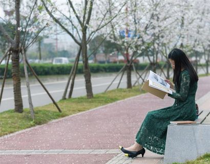 路边读书的女孩