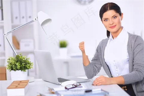 端着水杯的职业女性 端着水杯的职业女性