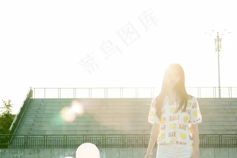 阳光少女户外摄影图