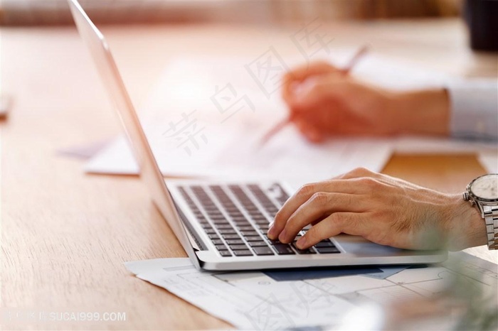 操作电脑记录的商务人士高清图