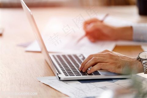 操作电脑记录的商务人士高清图
