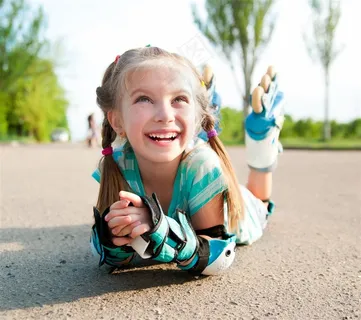 穿着轮滑鞋趴在地面的小女孩
