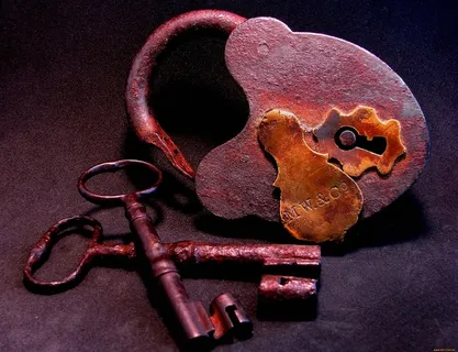 桌子上的锁和两枚钥匙