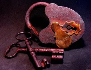 桌子上的锁和两枚钥匙