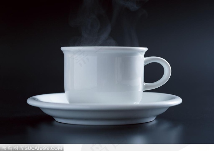 一杯还在冒热气的咖啡