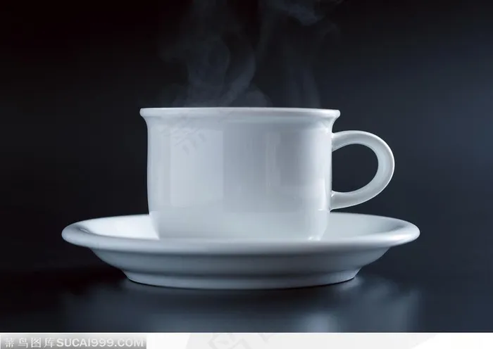 一杯还在冒热气的咖啡