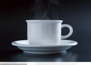 一杯还在冒热气的咖啡