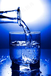 蓝色玻璃杯图片下载 蓝色玻璃杯图片下载