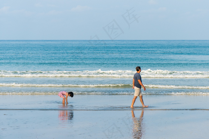 海边父女图片