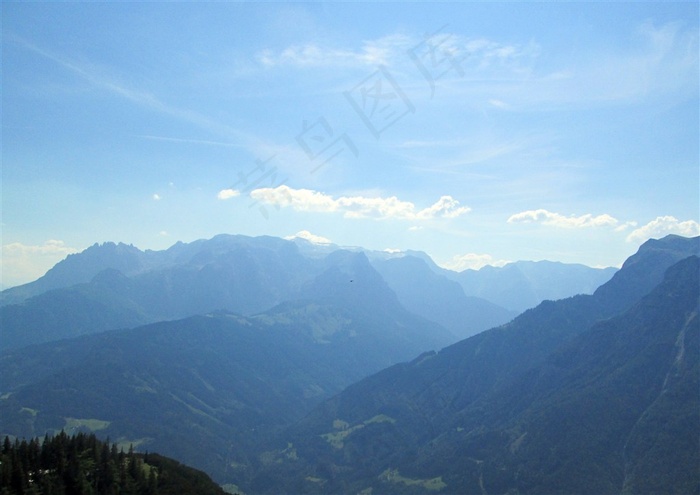 蓝天下的山峰美景