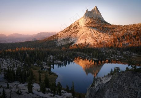 秋季小山丘湖泊图片 秋季小山丘湖泊图片