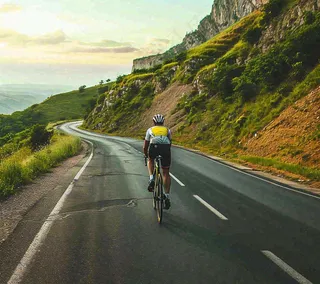 骑自行车登山车热血体育运动，山地自行车比赛户外极限摄影图