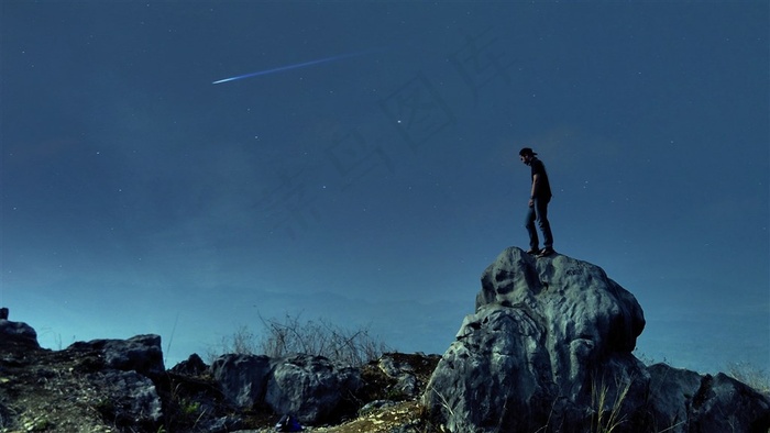 夜晚看流星的人