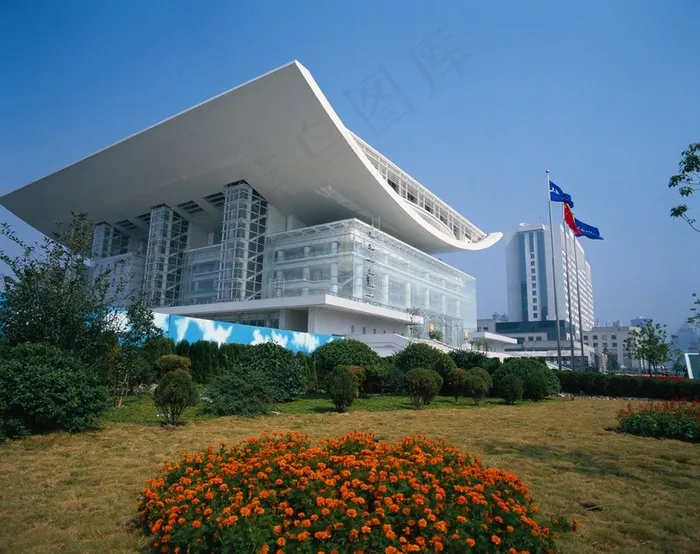 蓝天下草地上的欧式建筑