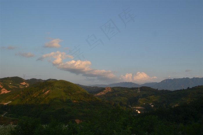 青山白云绿草的白鹿原