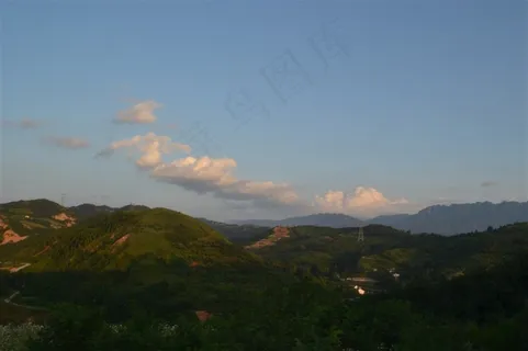 青山白云绿草的白鹿原